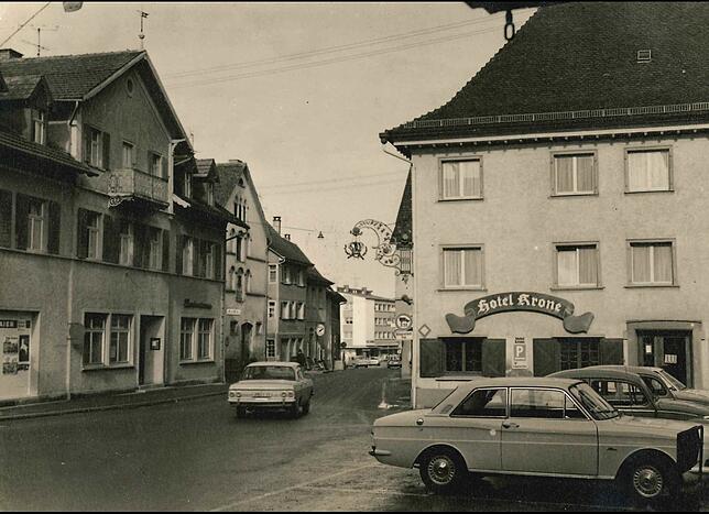Die Hauptstraße bildet die nördliche Grenze des Ochsenquartiers, das in Blickrichtung hinter den Häusern links liegt. Der Platz vor dem ...