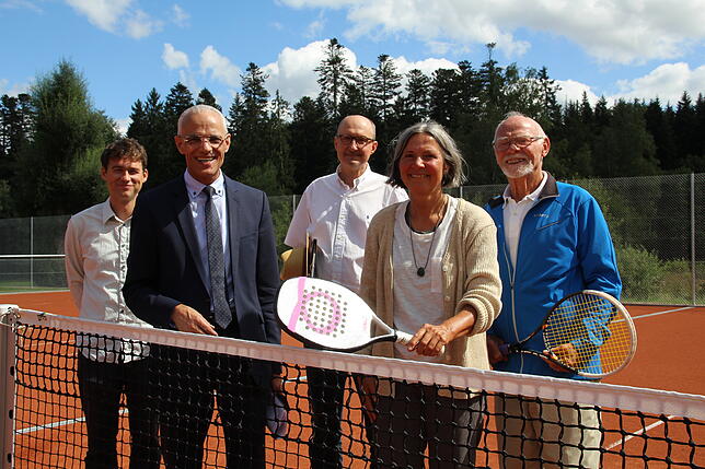 Sie freuen sich über die neuen Tennisplätze (von links): Landschaftsarchitekt Marius Weißhaupt, Bürgermeister Fritz Link, Ortsbaumeister ...