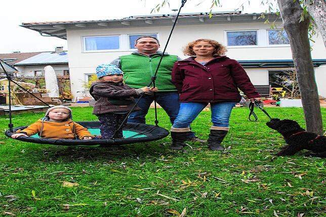 Sabrina und Tim Böcker mit ihren Kindern Marla und Nils und Hund Bobby. Ihr Einfamilienhaus in Markdorf wird bald zu klein sein, denn ...