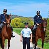 Am Weg zum Naturschutzgebiet (von links): Polizeihauptmeister Christian Schwabe auf Pferd Chipsi, der Stockacher Revierleiter Wolfgang ...