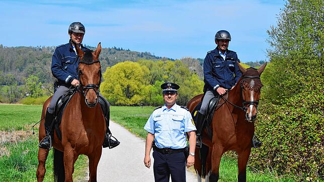 Am Weg zum Naturschutzgebiet (von links): Polizeihauptmeister Christian Schwabe auf Pferd Chipsi, der Stockacher Revierleiter Wolfgang ...