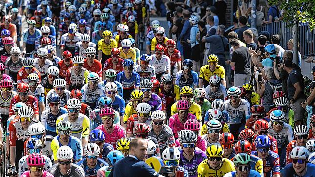 Das Teilnehmerfeld steht vor Beginn der dritten Etappe am 17. Juni in Aarau. Nach 191 Kilometern kommen die Radsportler in Heiden an. Am ...