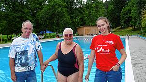 Initiator des „Tages des Freibades“ Karl-Heinz Bartsch, Schwimmlehrerin Beate Riesterer sowie eine der fünf neuen Badeaufsichten, Eva ...