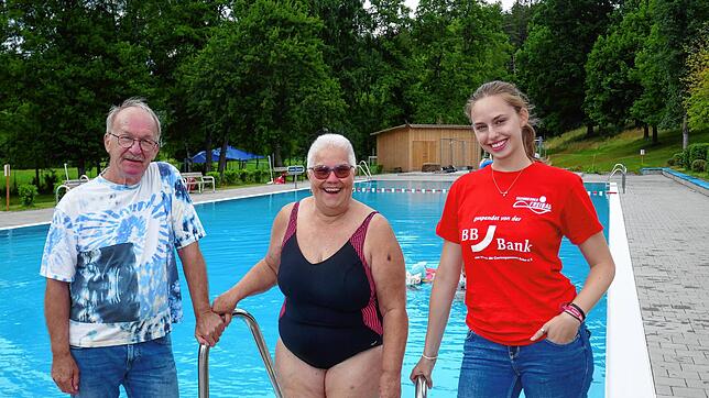 Initiator des „Tages des Freibades“ Karl-Heinz Bartsch, Schwimmlehrerin Beate Riesterer sowie eine der fünf neuen Badeaufsichten, Eva ...