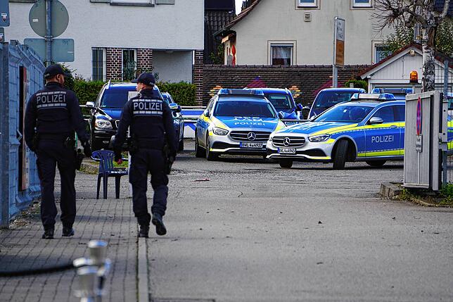 Polizeiaufgebot auf dem Parkplatz vor dem VfB-Stadion, der am Samstag bis zur Abreise des Kanzlers gesperrt war.