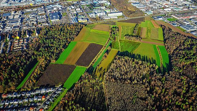 Das Gebiet Tiefenreute/Bühl in der Singener Südstadt aus der Luft gesehen. Am oberen Bildrand ist das bestehende Industriegebiet zu ...
