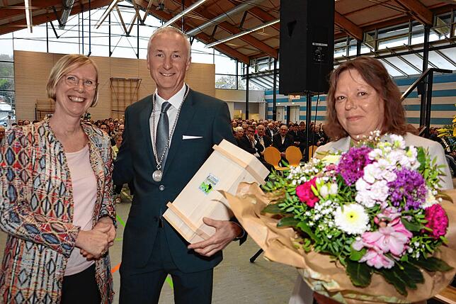 Landrätin Stefanie Bürkle (links) reichte dem neuen Rathauschef von Schwenningen die Hand. Rechts im Bild Hoffmanns Frau Petra, die sich ...
