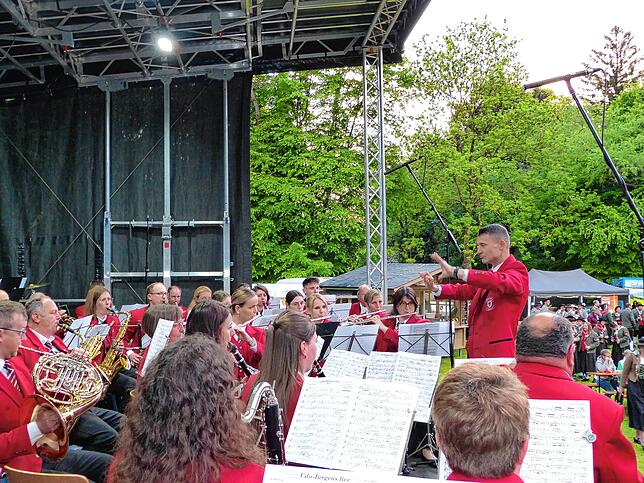 Fabian Göggel ist nicht nur Leiter der Stadtmusik. Er hatte die Idee für die große Serenade zum 50-jährigen Gemeindejubiläum und konnte ...