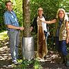 Umweltschutzbeauftragter Ralf Däubler (von links), Alexandra Boll (Rüdtlin) und die Biberbeauftragte Bettina Sättele stellen einen neuen ...
