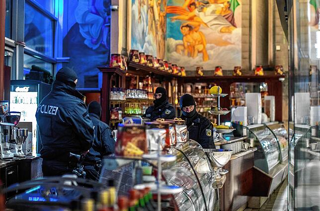 Auch in Deutschland hat sich die Mafia festgesetzt. Hier sind Polizisten 2018 bei einer Razzia in einem Eiscafé in der Duisburger ...
