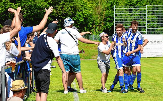 Bild 10: SV Karsau schießt sich mit 14:0 bei der Spvgg. Utzenfeld zum Titel &ndash; und wir haben Bilder!