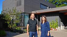 Barbara Bäder und Harald Betting vor ihrem Haus im Markdorfer Süden. Das Wohnhaus wurde 2020 beim Effizienzpreis &bdquo;Bauen und ...