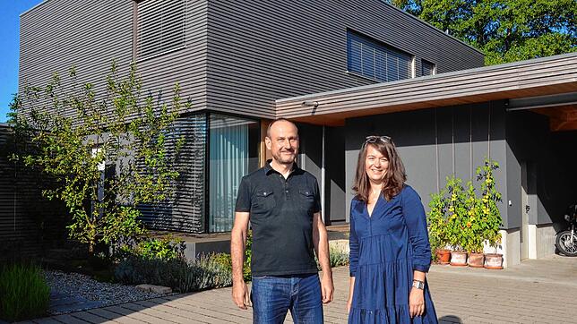 Barbara Bäder und Harald Betting vor ihrem Haus im Markdorfer Süden. Das Wohnhaus wurde 2020 beim Effizienzpreis &bdquo;Bauen und ...