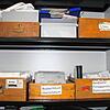 Die abgegebenen Fundstücke in Singen werden sortiert und bis zur Abholung oder Versteigerung in einem Schrank gelagert.