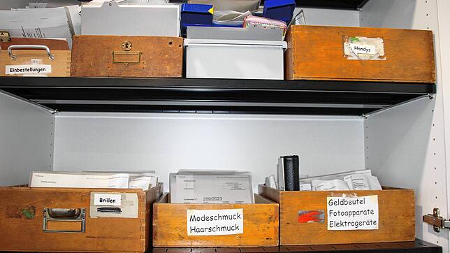 Die abgegebenen Fundstücke in Singen werden sortiert und bis zur Abholung oder Versteigerung in einem Schrank gelagert.
