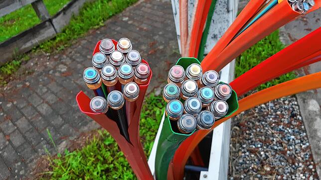 So gut kann man Glasfaserkabel selten sehen: Hier im Industriegebiet in Mühlhofen, Ecke Hallendorfer Straße und Gewerbestraße. Das Bild ...