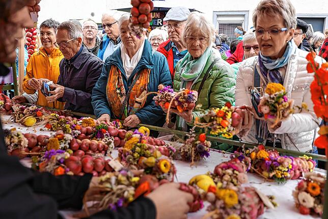 Da wanderten wieder einige Büllezöpfe über den Tresen: Großer Andrang beim Büllefest.