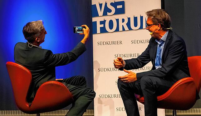 Ein Selfie vor dem vollen Haus muss sein: Boris Palmer (links) und SÜDKURIER-Chefredakteur Stefan Lutz.