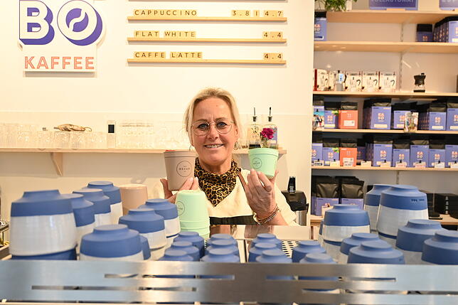 Nina Dufner, Mitarbeiterin im Kabo, schenkt Kaffee zum Mitnehmen nur in wiederverwendbaren Bechern aus.