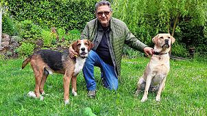 Joachim Kaluza hat seinen Pflegehund Luis (links) und seinen Adoptivhund Gino (rechts) über den Verein Herzenshunde Griechenland ...