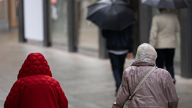 Regenschirme sollten am Wochenende treue Begleiter bleiben. (Archivbild)