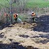 Einen Flächenbrand bei Fützen unterhalb des alten Hochbehälters löschte gestern die Feuerwehr Blumberg. Bild: Reiner Baltzer
