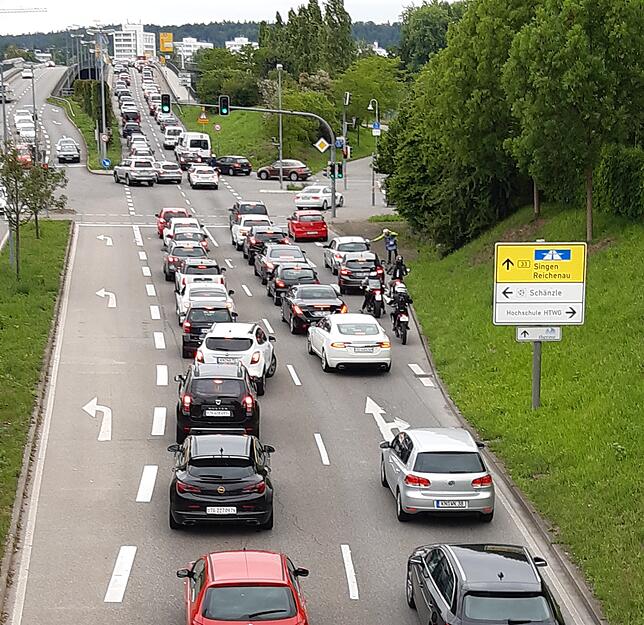 Auf der Europabrücke herrscht Chaos. Der Verkehr staut sich bis zur Grenze und darüber hinaus.