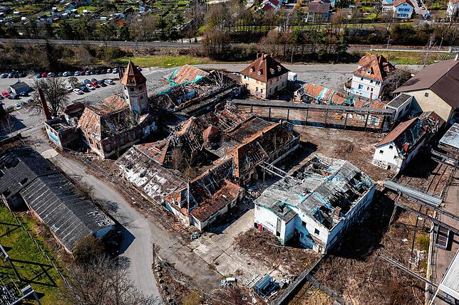 Das Gelände verfällt schon seit Jahren. Das Hagelunwetter von 2006 hatte die Gebäude schwer geschädigt. Der Wasserturm und die alte ...
