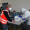 Bereiten Corona-Schnelltests im Testzentrum Donauhalle Immendingen vor: DRK-Bereitschaftsleiterin Andrea Moser (l.) und Melina Trutzl.