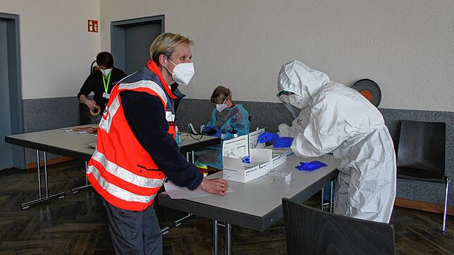 Bereiten Corona-Schnelltests im Testzentrum Donauhalle Immendingen vor: DRK-Bereitschaftsleiterin Andrea Moser (l.) und Melina Trutzl.