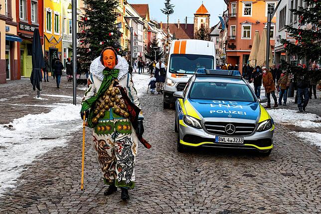 Erst der Narro, dann die Polizei. Manchmal sind auch die Kleinigkeiten wichtig.
