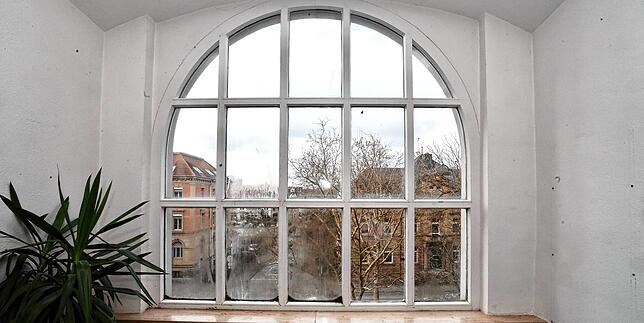 Auch dieses alte Fenster bereitet Stephansschul-Rektorin Melanie Probst Sorgen: „Es lässt sich nicht öffnen, die Feuchtigkeit und ...