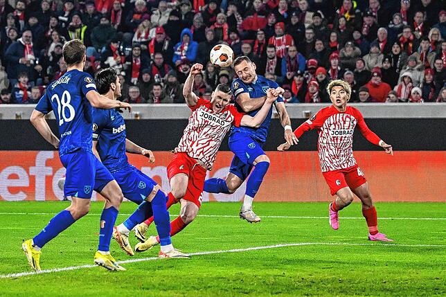 West Hams Tomas Soucek, West Hams Konstantinos Mavropanos in Aktion gegen Freiburgs Roland Sallai, West Hams Vladimir Coufal und ...