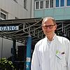 Achim Gowin vor dem Radolfzeller Krankenhaus. Der Chefarzt der Geriatrie ist jetzt offiziell ein Top-Mediziner.