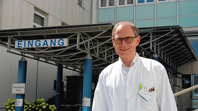 Achim Gowin vor dem Radolfzeller Krankenhaus. Der Chefarzt der Geriatrie ist jetzt offiziell ein Top-Mediziner.