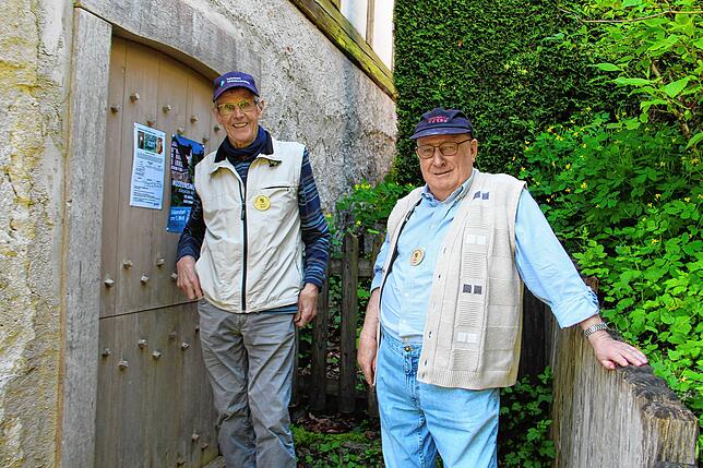 Kurze Mittagspause für die Museumsführer Ernst Albert (83 Jahre) und Willi Graf (86 Jahre) am Deutschen Mühlentag.