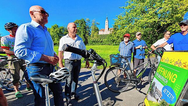 Verkehrsminister Winfried Hermann (links) bei seiner Tour auf dem Bodenseeradweg. Unterhalb der Eisenbahnschienen bei der Birnau ...