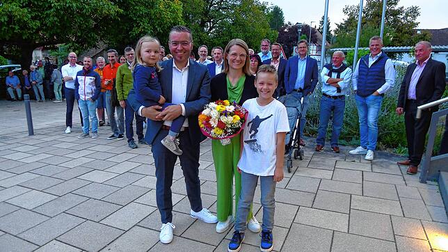 Fabian Meschenmoser nach seiner Wiederwahl mit seiner Frau Bianca und den Kindern Hannes und Laura.