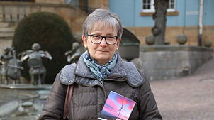 Sonja Kindler hält ihr neues Buch in der Hand. Ein weiterer Fall für Ines Sandner im Schwarzwald.