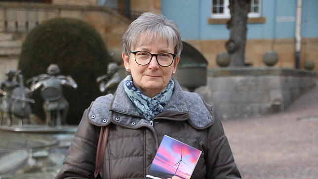 Sonja Kindler hält ihr neues Buch in der Hand. Ein weiterer Fall für Ines Sandner im Schwarzwald.
