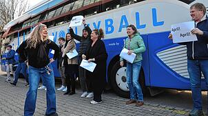 Zwar keine Häfler Volleyball-Profis, aber dafür spaßige Lehrer: Mit einer Scherz-Ankündigung und einem fröhlichen „Macarena“-Tanz haben ...