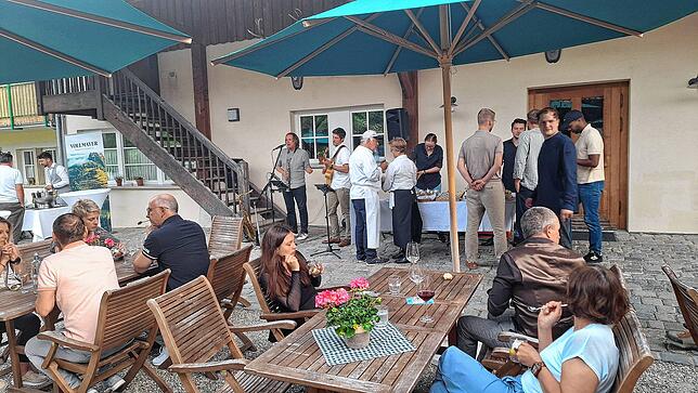 Bild 5: Glückliche und satte Gäste: Die erste Küchenparty im Schenkenberger Hof war ein kulinarischer Erfolg
