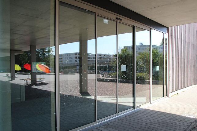 Wehe, wenn sie geschlossen ist: Die abenteuerliche Schiebetür der Pestalozzihalle.