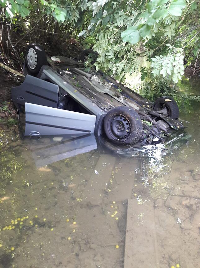 Ein kurioses Bild: Ein Auto landete kopfüber in der Biber. Die Feuerwehr Gottmadingen half bei der Bergung des Fahrzeugs.
