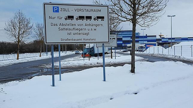 Der Parkplatz darf nur von Lkw benutzt werden. Dennoch ist die knappe Fläche oft mit Pkw und Anhängern vollgestellt.