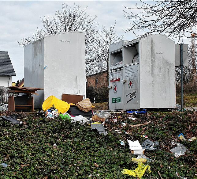 Der Abfall, der neben den Altkleider-Containern beim Waldfriedhof liegt, gehört nicht hier hin. Dafür ist der Recycling Hof in ...