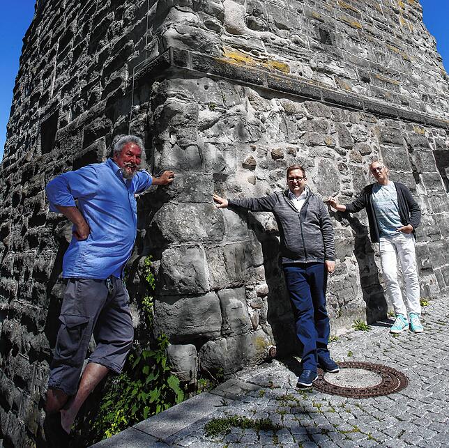 Den Pulverturm aus einer ganz anderen Perspektive beleuchten (von links) Turnwächter Karl-Heinz Nack, Mario Böhler, Präsident der ...