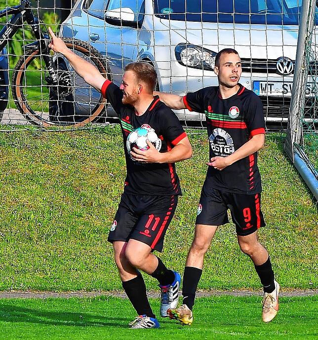 Gewohntes Bild: Torjäger Florian Schmidle (links) hat für die Spvgg. Andelsbach getroffen, Nick Fischer gratuliert...