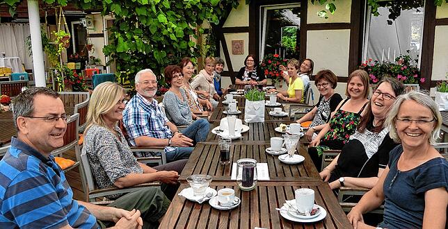 Mitarbeiter der Beratungsstelle treffen sich standortübergreifend zum Austausch. Dabei geht es auch um fachliche Information, aber die ...