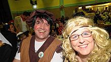 Marianne und Christoph Baumann aus Brigachtal sind zwei der knapp 400 gut gelaunten Gäste beim Zunftball in der Klengener Arenberghalle.